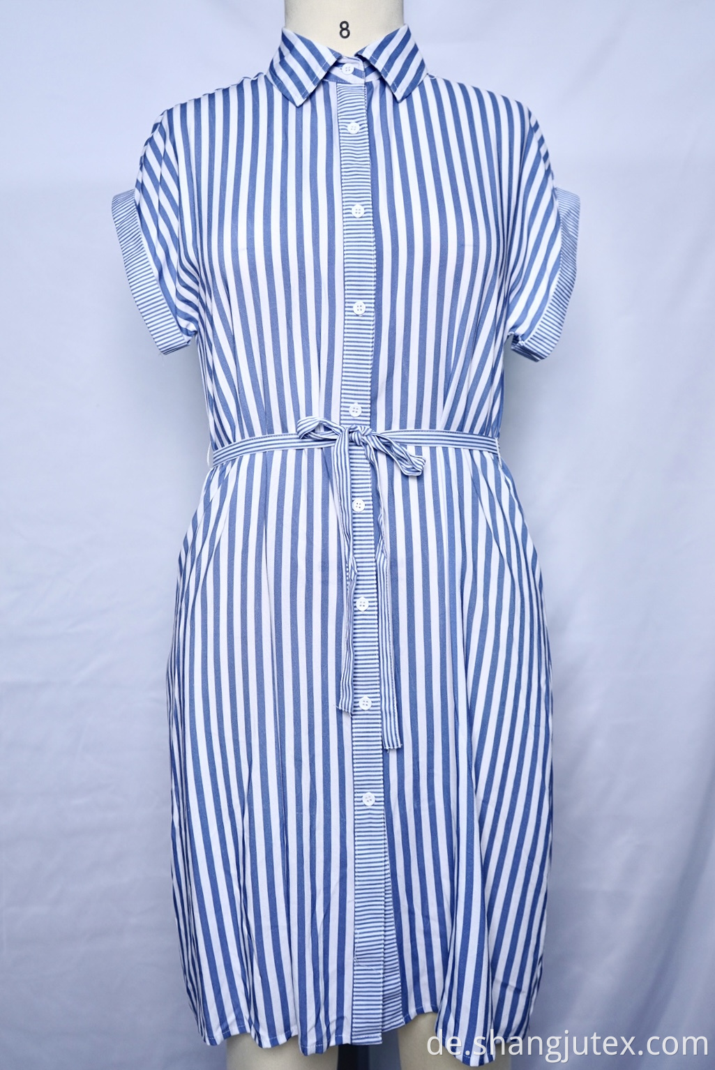 Farbblau -Print des langen Rocks color blue print of long skirt